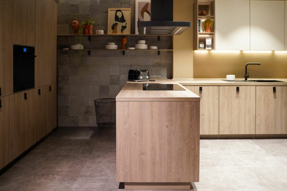 Nobilia G-Küche Holz mit Oberschränken weiß