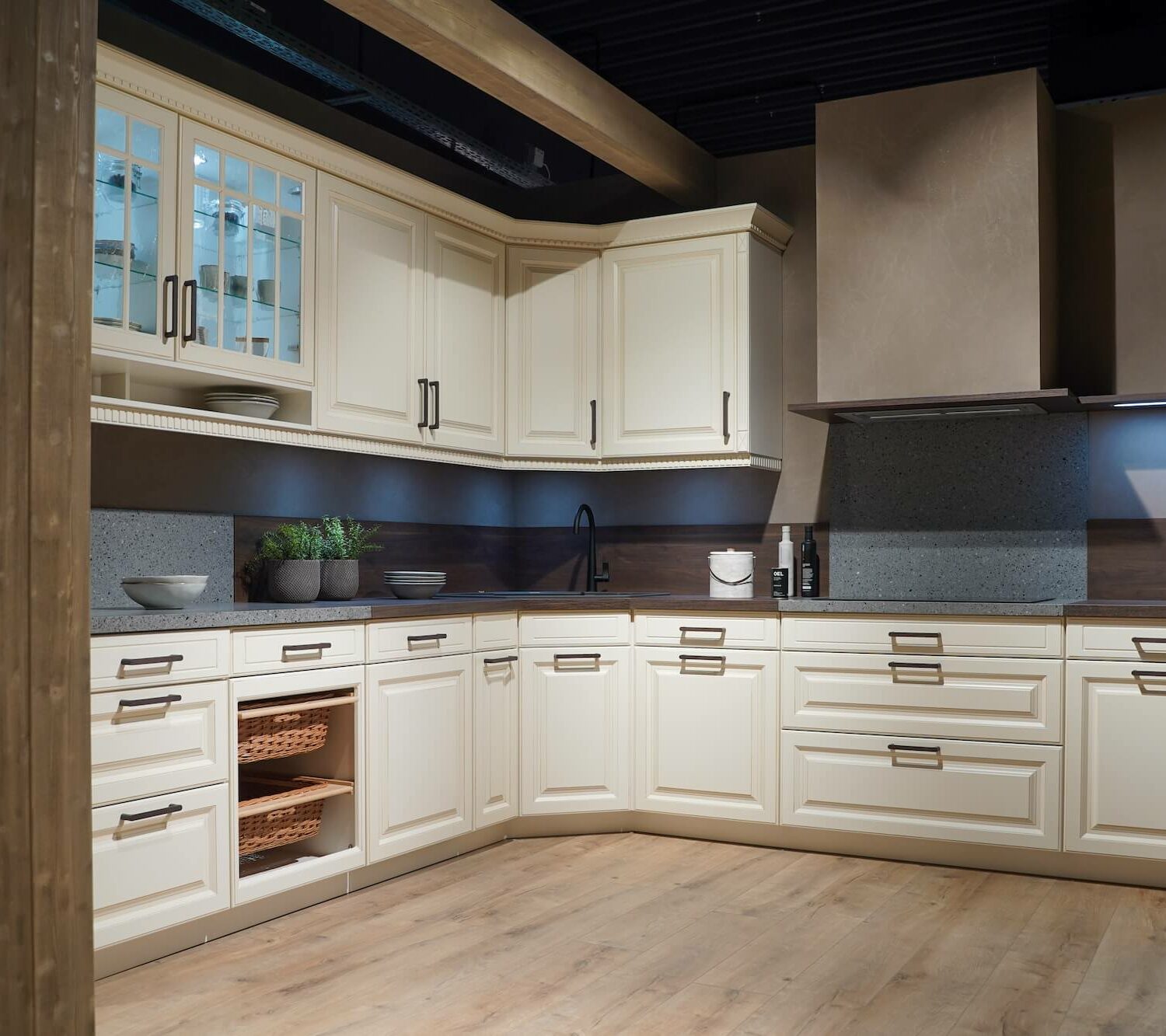 Nobilia L-Form Landhaus Küche beige mit Stein & Holz Arbeitsplatte