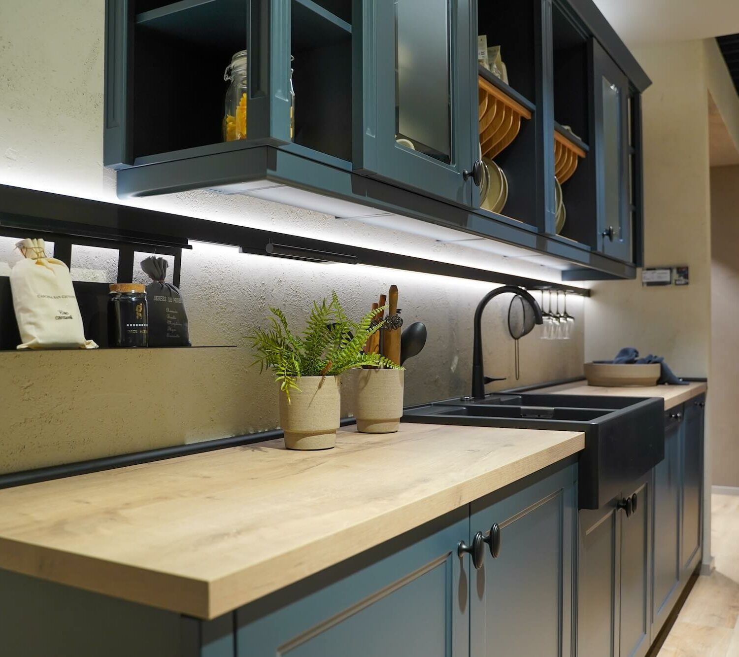 Nobilia Landhaus Küchenzeile blau Holz Arbeitsplatte