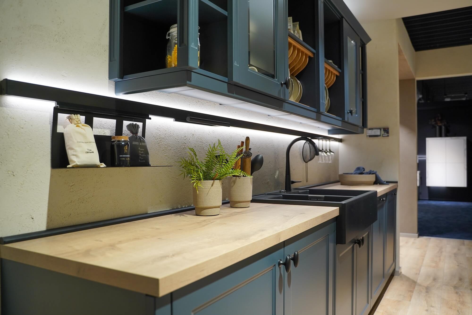 Nobilia Landhaus Küchenzeile blau Holz Arbeitsplatte