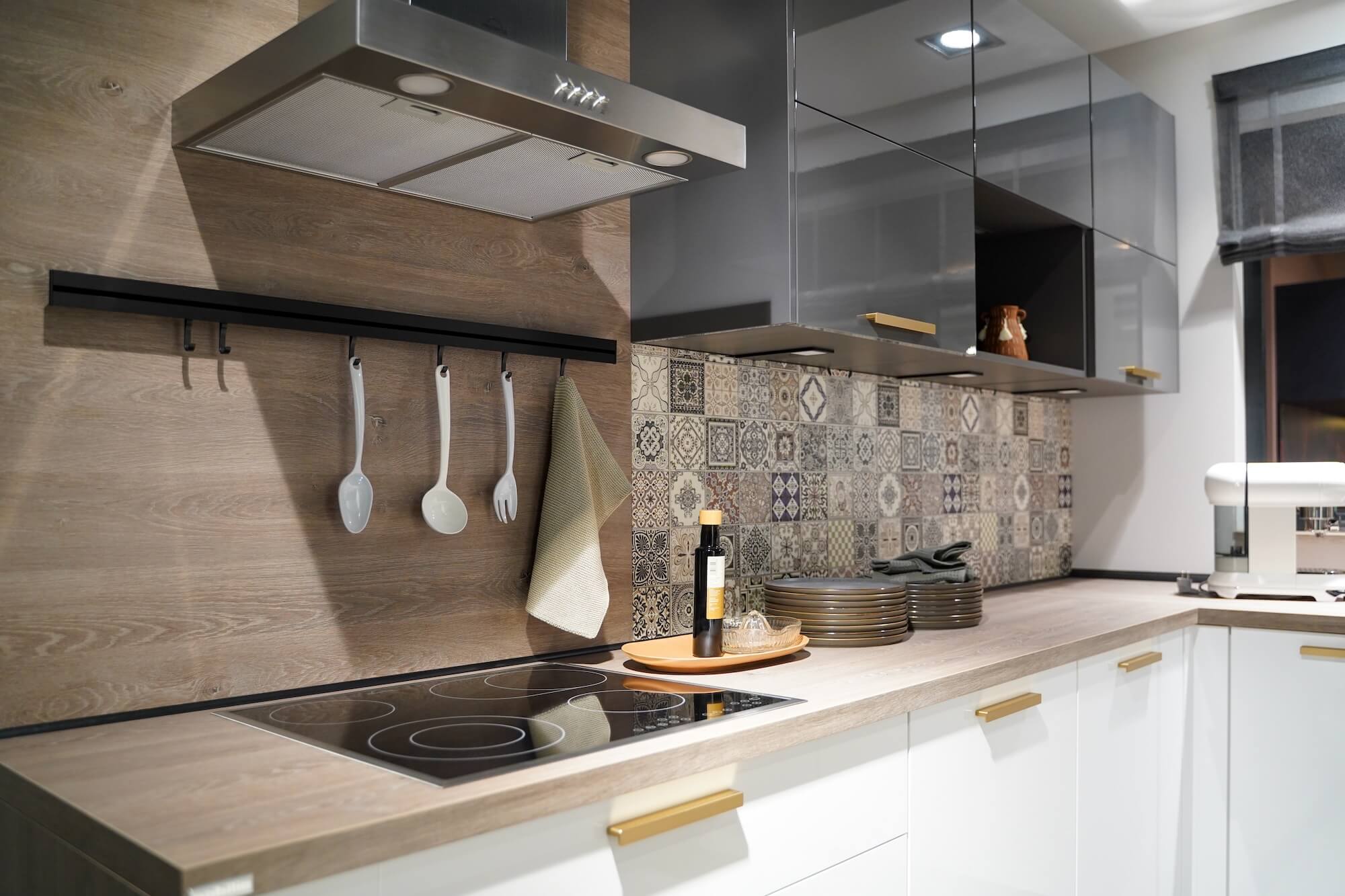 Nobilia moderne U-Küche mit Kochfeld und Dunstabzug